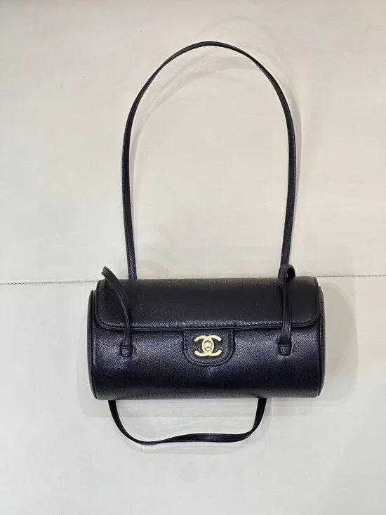 Classic CHANEL Bag: A Stylish and Versatile Choice for Elegance - Picture 4 of 6